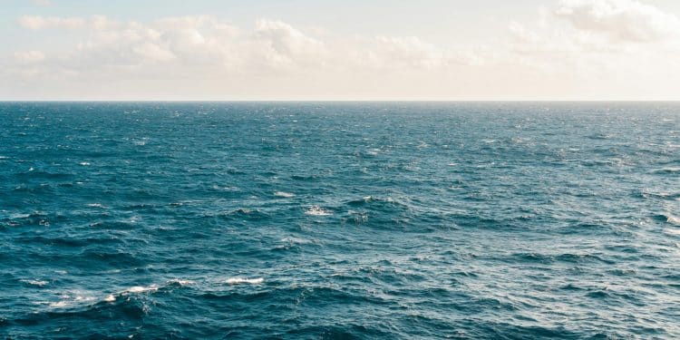 Vista del océano con olas bajo un cielo parcialmente nublado – Mundo Chido